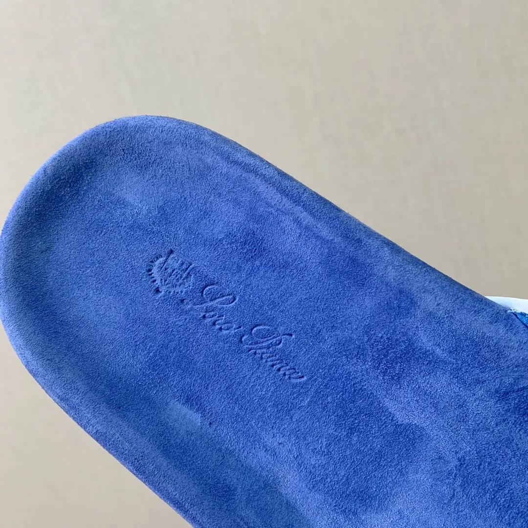 【LP】P:600💰 Size: 39-46 (45.46 can be customized) 【Loro Piana】LP men's slippers. Italian top cashmere is retro, elegant, low-key and luxurious. Both fashionable and practical, the leather is still of the highest quality in the entire network. The upper is silky and smooth. Wear-resistant and highly elastic beef tendon bottom.